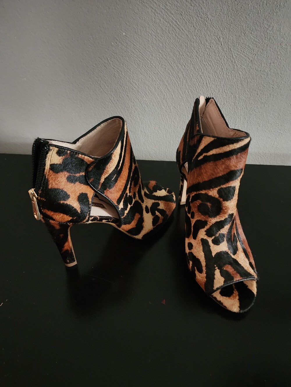 Louise et Cie Womens Isabelle Animal Print Cow Hair Peep Toe Booties Size 6